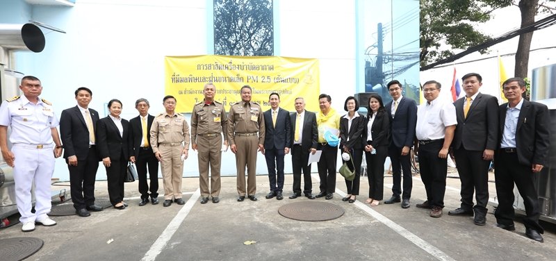 Privy Councilor observes testing of a prototype urban air purification tower that filters PM 2.5 in public areas