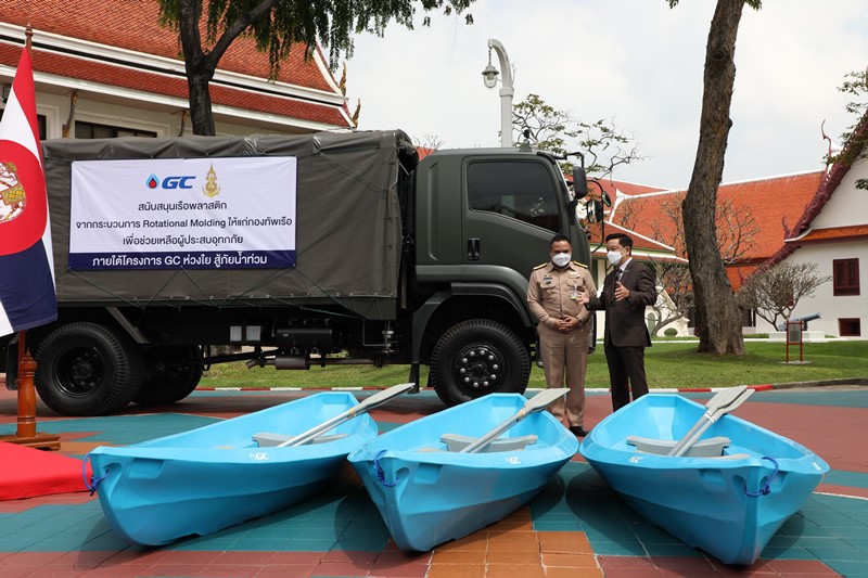 GC delivers plastic row boats to the Royal Thai Navy to help flood victims