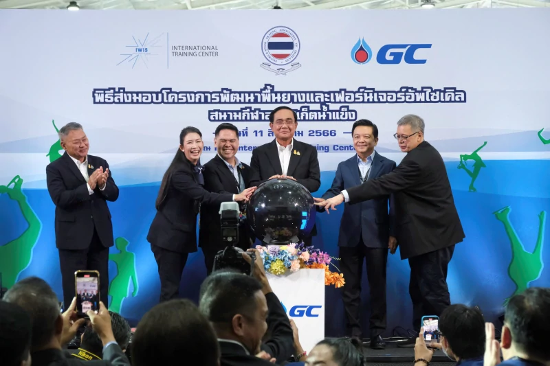 GC delivers rubber flooring and upcycled furniture to the ice skate rink at the Figure & Speed Skating Association of Thailand. This collaborative effort aims to advance environmental conservation.