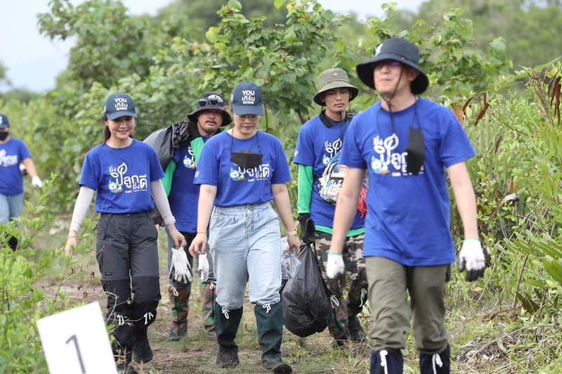 The Department of Marine and Coastal Resources and GC collaborate with communities in Rayong to collectively reduce the impacts of global warming through mangrove reforestation.